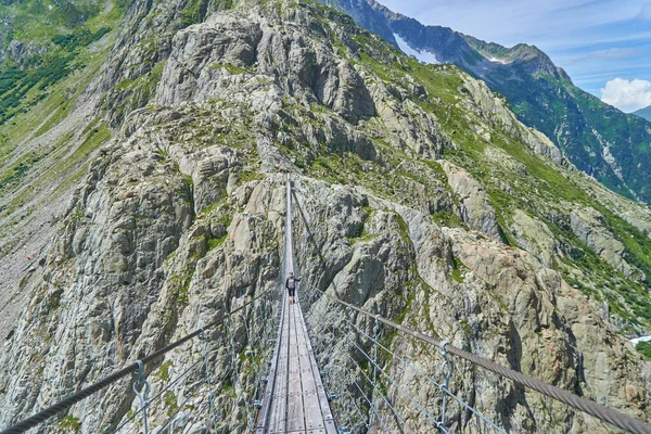 Dağ yolunun havadan görünüşü, yüksek dağların kanyonu. 