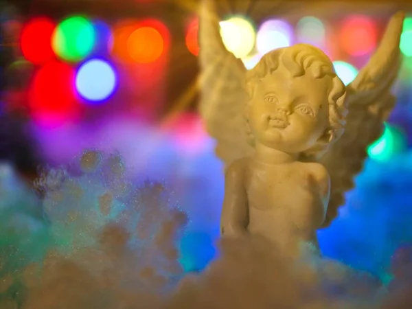 Bokeh arka planında Noel karında komik bir oyuncak. 