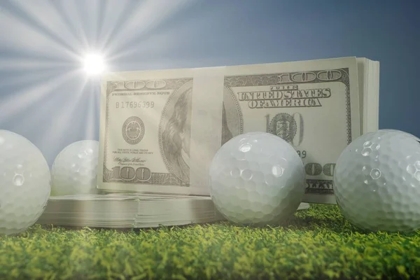 Para ve golf topları çimlerin üzerinde.