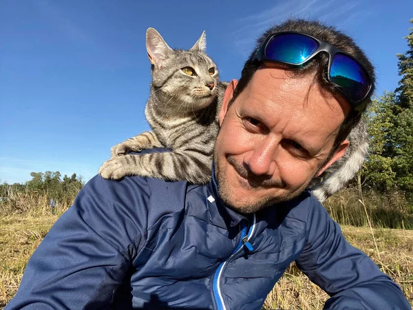 Pria Bahagia Dengan Kucing Lucu Taman Hari Yang Cerah Stok Gambar