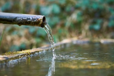 Eski boru manzaralı, açık havada akan su, seçici odaklı.                         