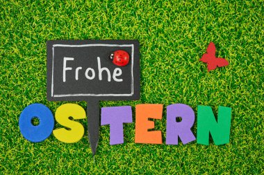 Mutlu Paskalya arkaplanları Çimenlerdeki tavşanlar Sert Alman