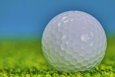 Golf topu yeşilde, atış için hazır.