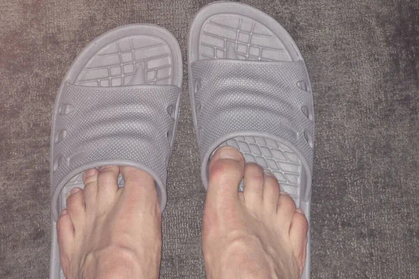 Vista Hacia Abajo Los Pies Del Hombre Sandalias Suelo — Foto de Stock