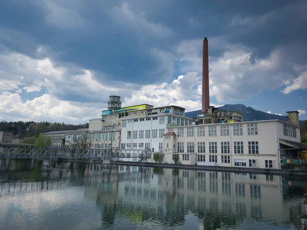 Nehrin önünde büyük bir şömine kulesi olan kullanılmayan selüloz fabrikası Atisholz, Solothurn, İsviçre
