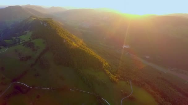 Widok Lotu Ptaka Niesamowity Górski Krajobraz Bujną Roślinnością Zieloną Podczas — Wideo stockowe