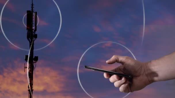 Телекомунікаційна Вежа Електромагнітними Хвилями Людиною Використовує Смартфон — стокове відео