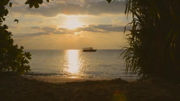 海の上に美しい夕日 日没時の船 — ストック動画