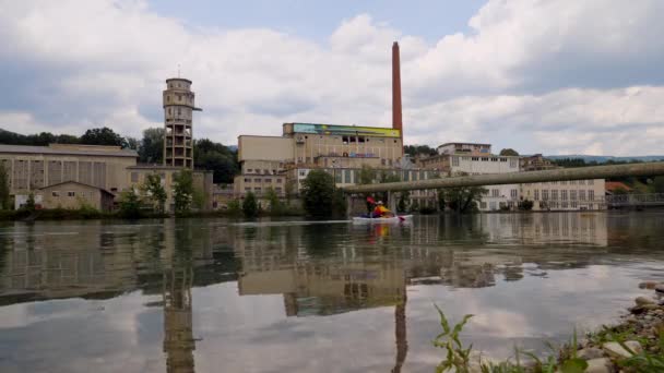 Kasserad Cellulosafabrik Med Stort Eldstadstorn Framför Flod Med Mörk Himmel — Stockvideo