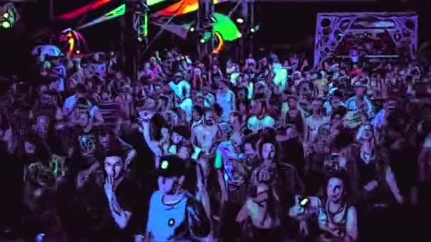 Abstrakte Verschwommene Silhouetten Von Menschen Die Einem Nachtclub Tanzen — Stockvideo