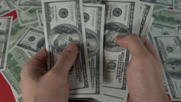 Κοντινή Προβολή Τραπεζογραμματίων Των 100 Δολαρίων Ανθρώπινα Χέρια — Αρχείο Βίντεο