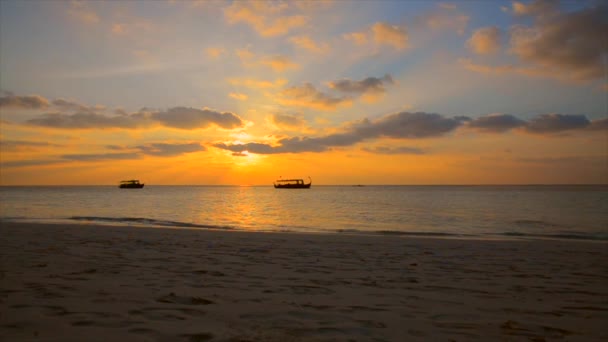 Prachtige Zonsondergang Aan Zee Schip Bij Zonsondergang — Stockvideo