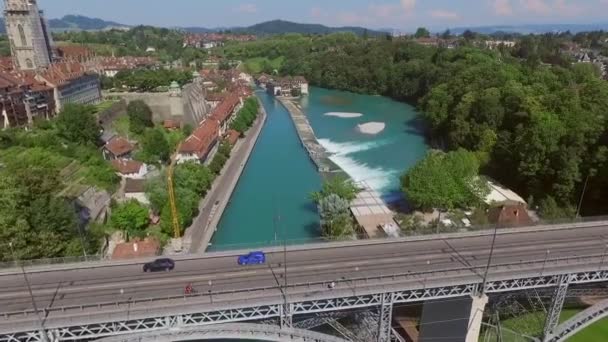 在瑞士首都伯尔尼的Kirchenfeldbrcke上拍摄的宽片 在2016年7月的一个阳光灿烂的日子 Aare河在桥下奔流 空中射击 — 图库视频影像