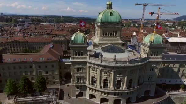 瑞士伯尔尼市阳光明媚的城市景观与联邦 — 图库视频影像