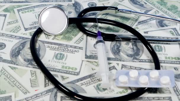 Gros Plan Des Billets 100 Dollars Stéthoscope Seringue Des Pilules — Video