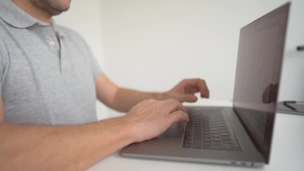 Tiro Recortado Homem Usando Computador Portátil — Vídeo de Stock