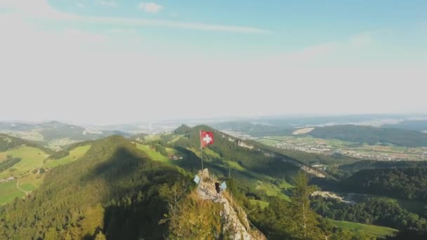 Luchtfoto Van Berg Belchenflue Met Wuivende Zwitserse Vlag Het Midden — Stockvideo