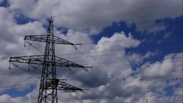 Blick Auf Strommasten Mit Drähten Und Blauen Himmel Mit Weißen — Stockvideo