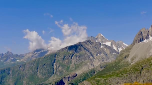 空に美しい山々と雲が広がる素晴らしい風景 — ストック動画