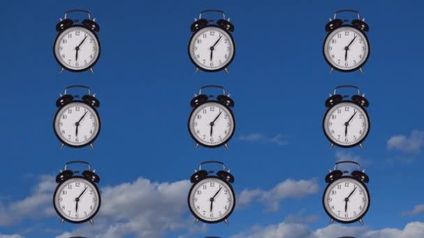 Concepto Tiempo Escenas Con Relojes Alarma Fondo Cielo Nublado — Vídeos de Stock