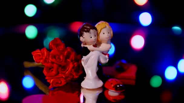 結婚した夫婦の姿や赤いハート バラやテントウムシを背景に色とりどりのボケの光でクローズアップ — ストック動画