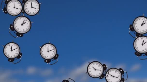 时间概念 在多云的天空背景上带有闹钟的镜头 — 图库视频影像