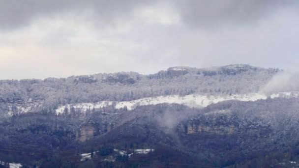 Úžasná Krajina Oblačnou Oblohou Nad Horami Pokrytou Sněhem Vegetací Časový — Stock video