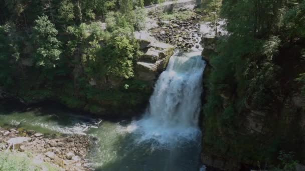 Traumhafte Landschaft Mit Bergen Grünem Wald Und Wunderschönem Wasserfall — Stockvideo