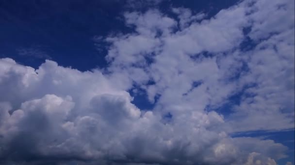 Białe Chmury Błękitnym Niebem Promieniami Słońca — Wideo stockowe