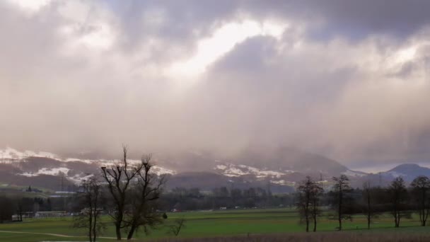 Tempo Lapso Imagens Céu Nublado Acima Campo Árvores Estrada Montanhas — Vídeo de Stock