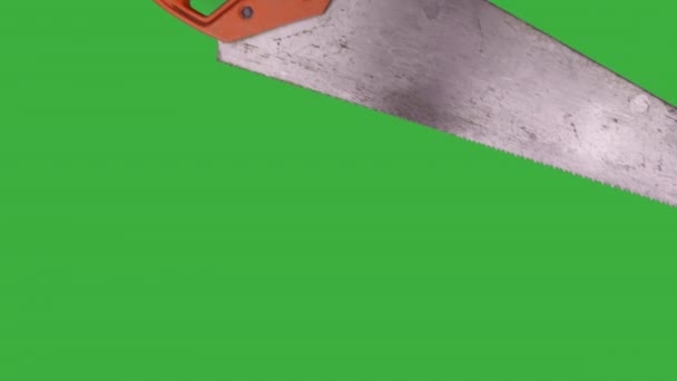 Кадр Человека Использующего Пилу Зеленом Фоне — стоковое видео