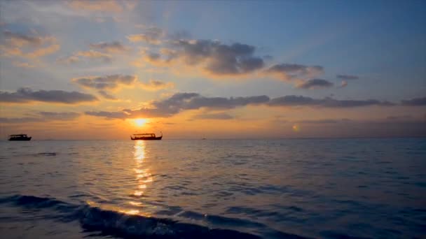 美丽的落日在海面上 日落时的船 — 图库视频影像