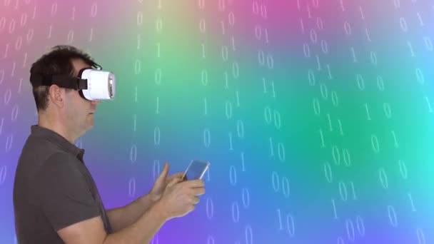 Widok Boczny Człowieka Wirtualnej Rzeczywistości Zestaw Słuchawkowy Pomocą Tabletu Cyfrowego — Wideo stockowe