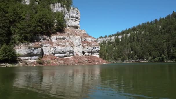 Дивовижний Краєвид Горами Зеленим Лісом Красивою Річкою — стокове відео