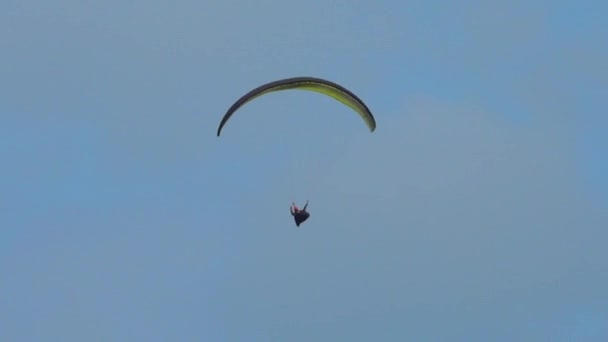 Lage Hoek Zicht Van Paraglider Vliegen Blauwe Lucht — Stockvideo