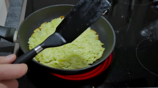 Stekning Potatis Pannkaka Närbild — Stockvideo