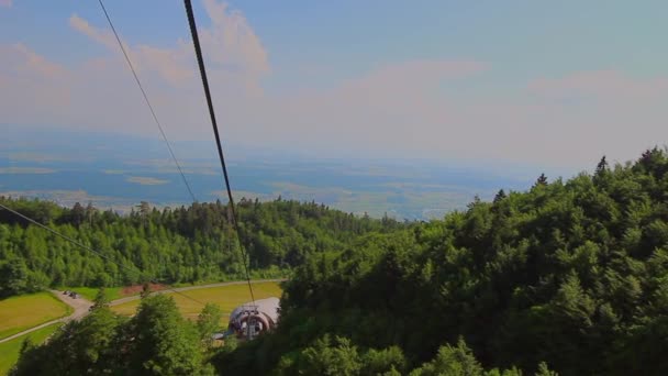 美丽的风景秀丽的高山上 绿树成荫 缆车上下穿梭的高角图 — 图库视频影像