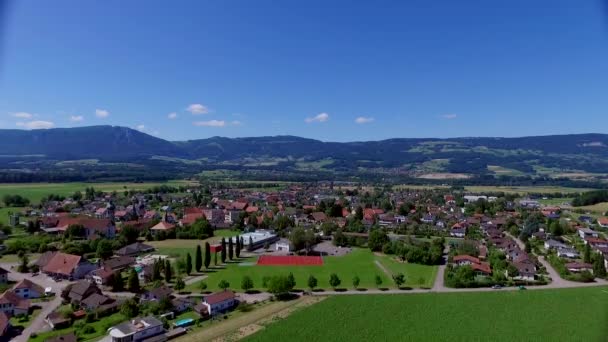 Vista Aerea Case Tetti Villaggio Vicino Alle Montagne — Video Stock