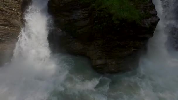 Wasserstrahl Fällt Von Den Felsen — Stockvideo