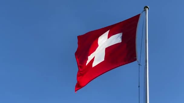 Červená Bílá Vlajka Švýcarska Proti Modré Obloze — Stock video