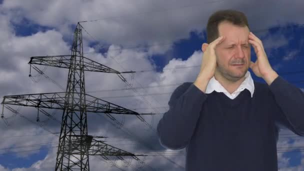 Cyfrowy Kompozyt Biznesmena Bólem Głowy Tle Niewyraźnego Nieba Wieżą Telekomunikacyjną — Wideo stockowe
