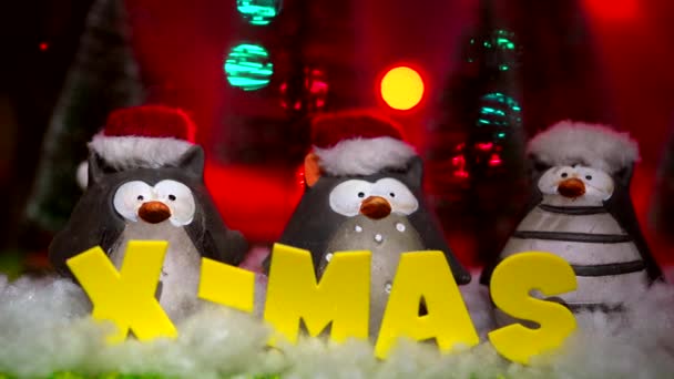 Close Van Schattige Pinguïns Kersthoedjes Figuren Feestelijke Kerstversieringen Met Sneeuw — Stockvideo