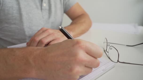 Mão Homem Escrevendo Pedaço Papel — Vídeo de Stock