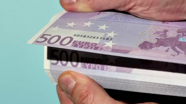 Tiro Cortado Pessoa Segurando Notas 500 Euros Fundo Azul — Vídeo de Stock