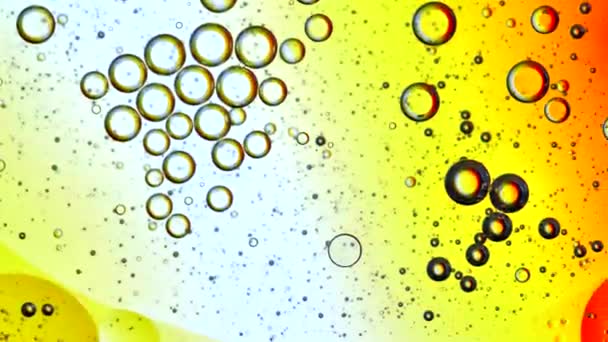 Burbujas Brillantes Que Explotan Una Sustancia Dura — Vídeos de Stock