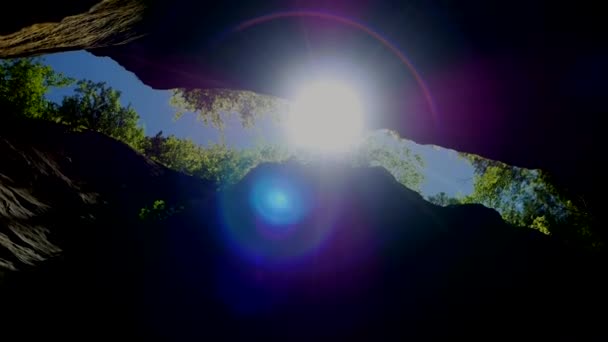 Вид Снизу Живописный Вид Скального Каньона Солнечного Света Зеленых Деревьев — стоковое видео
