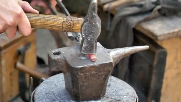 Обрезанный Кадр Человека Помощью Инструментов Кузнечного Металла Молотка — стоковое видео