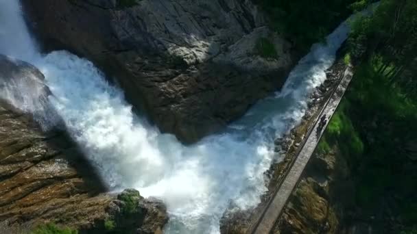 Arroyo Agua Cayendo Sobre Las Rocas — Vídeos de Stock