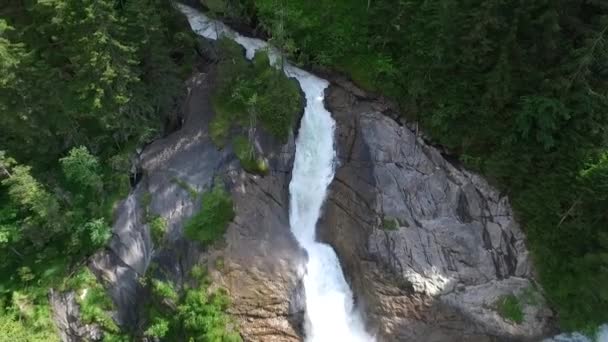 Wasserstrahl Fällt Von Den Felsen — Stockvideo