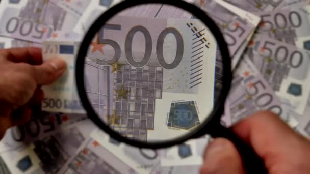 Bijgesneden Opname Van Persoon Die Vergrootglas Vasthoudt 500 Eurobankbiljetten Bekijkt — Stockvideo